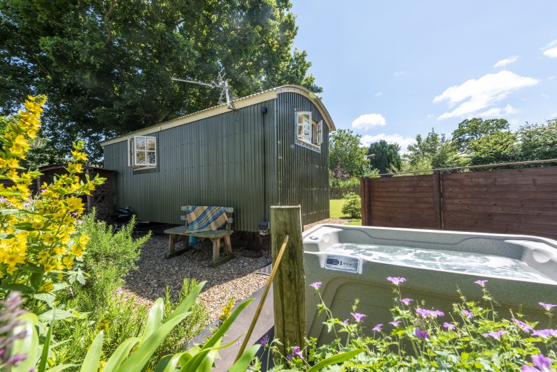 glamping somerset shepherd's Hut and hot tub 