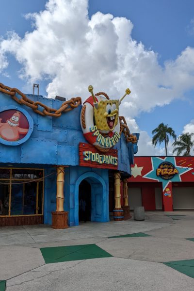 a circular blue shop with a picture of Spongebob Squarepants on the front and a sign saying Spongebob Storepants. budget guide to universal studios orlando. 