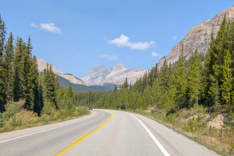 Road with mountains in the distance on the Icefields Parkway in Banff National Park | Alberta 1 week Road Trip